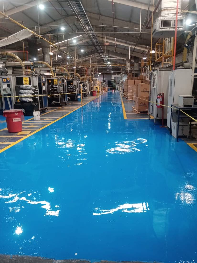 Piso epóxico autonivelante azul en nave industrial