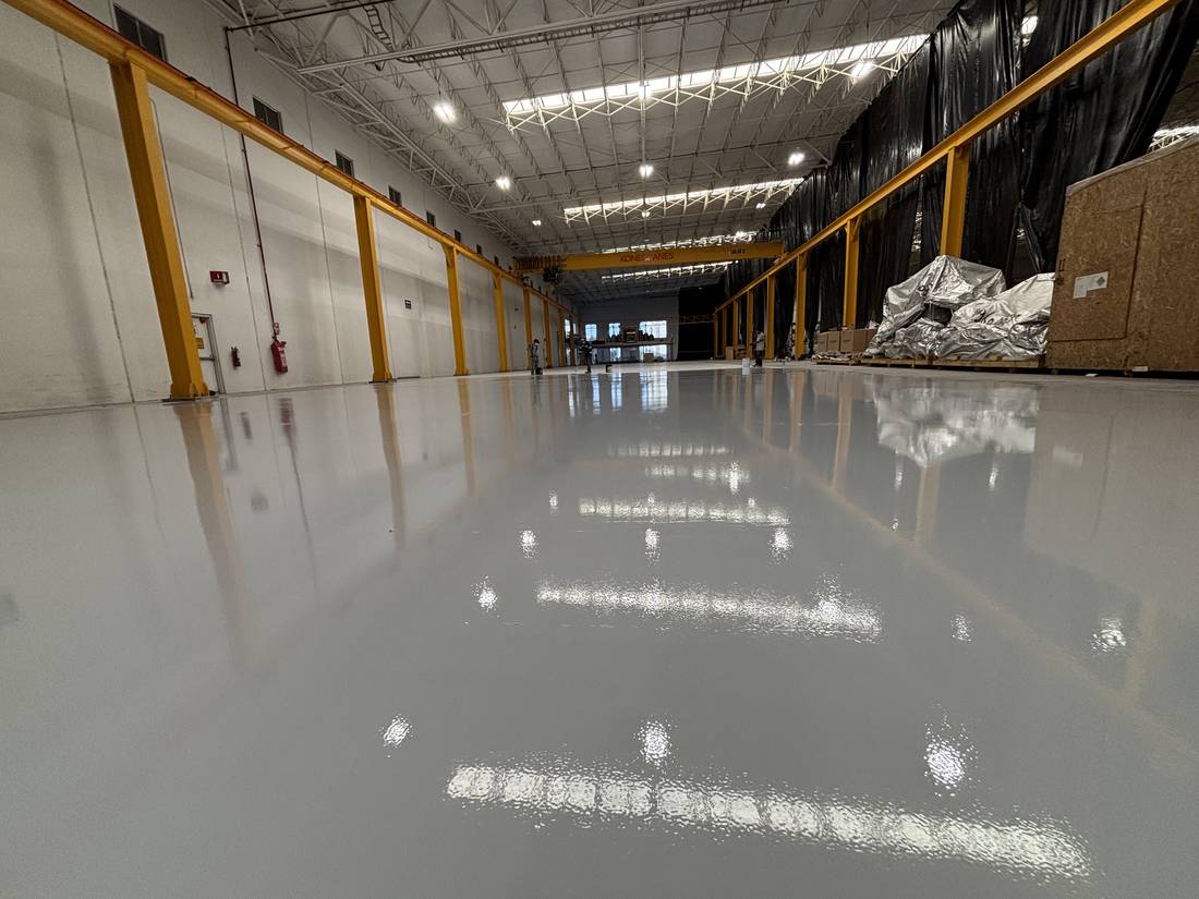 Piso epóxico autonivelante gris en bodega